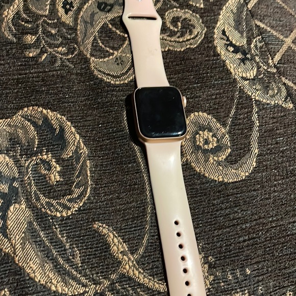 Apple Watch Series 4 vs. Apple Watch Series 3 - CNET selling because i upgraded to a newer series. It’s a series 4 apple watch 40mm
